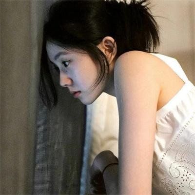 读爱情小说的老人